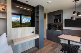 Apartment mit modernem Wohnbereich und Küchenzeile