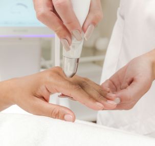 Dermadrop-Behandlung der Hände im Reischlhof