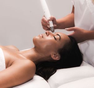 Dermadrop Behandlung einer Frau im Wellness & Naturresort Reischlhof