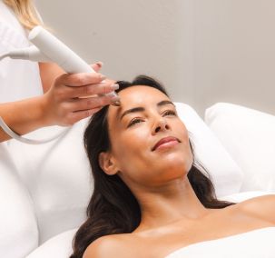 Frau während einer Dermadrop-Gesichtsbehandlung