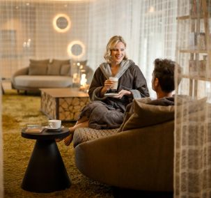 Paar entspannt bei einer Tasse Tee in einem Ruheraum im Wellnesshotel Reischlhof