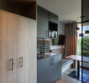 Apartment mit moderner Küchenzeile und Schrank