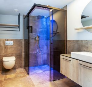 Modernes Badezimmer mit Dusch im Apartment