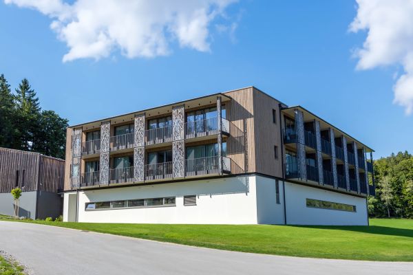 Apartmentgebäude mit Balkonen und Rasenfläche