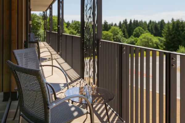 Balkon mit Sitzgruppe im Apartment