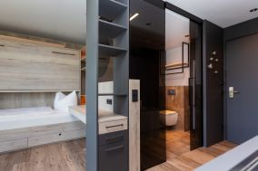Apartment mit modernen Eingangsbereich und Schlafbereich