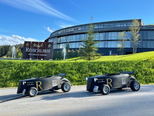 Impression von beiden Hot Rods vor dem Reischlhof