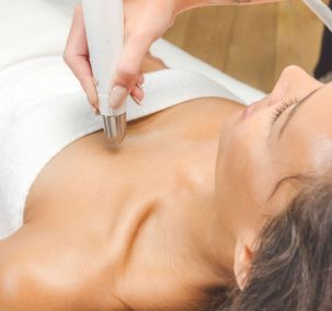Dermadrop-Dekolleté-intensiv-Behandlung einer Frau