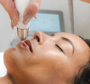 Dermadrop Gesichtsbehandlung einer Frau  im Wellness & Naturresort Reischlhof