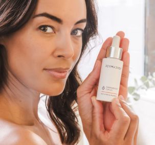 Dermadrop-Serum gezeigt von einer Frau