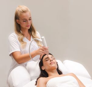 Kosmetische Dermadrop-Gesichtsbehandlung bei einer Frau im Wellness & Naturresort Reischlhof