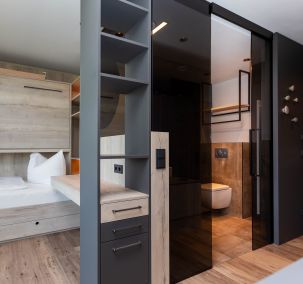 Apartment mit modernen Eingangsbereich und Schlafbereich